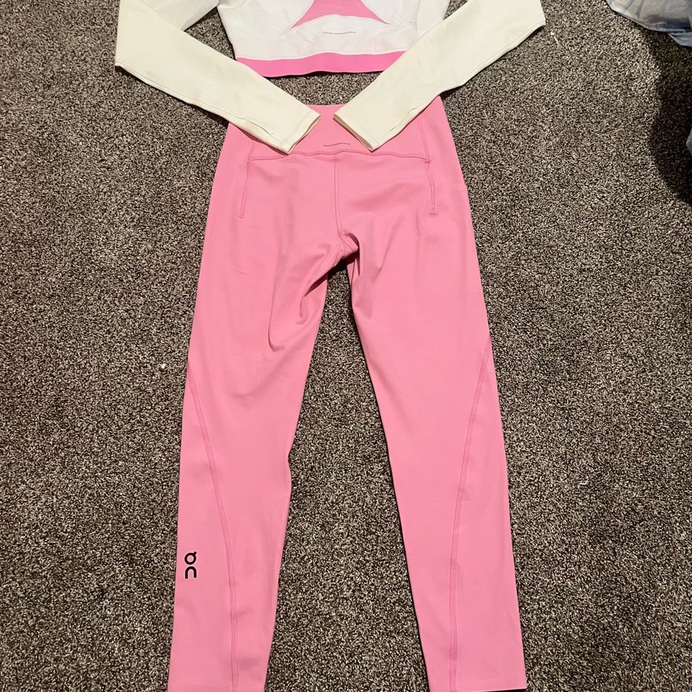 NWT🩷ON RUNNING🤍LONG SLEEVE WORKOUT TOP & LEGGINGS - Picture 2 of 16